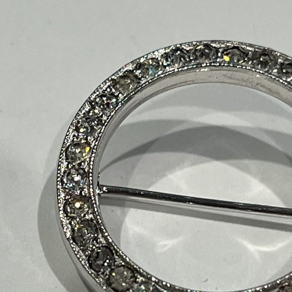 Vintage Unbranded Silver Toned Rhinestone Circle Scarf Pin Brooch - Picture 4 of 11